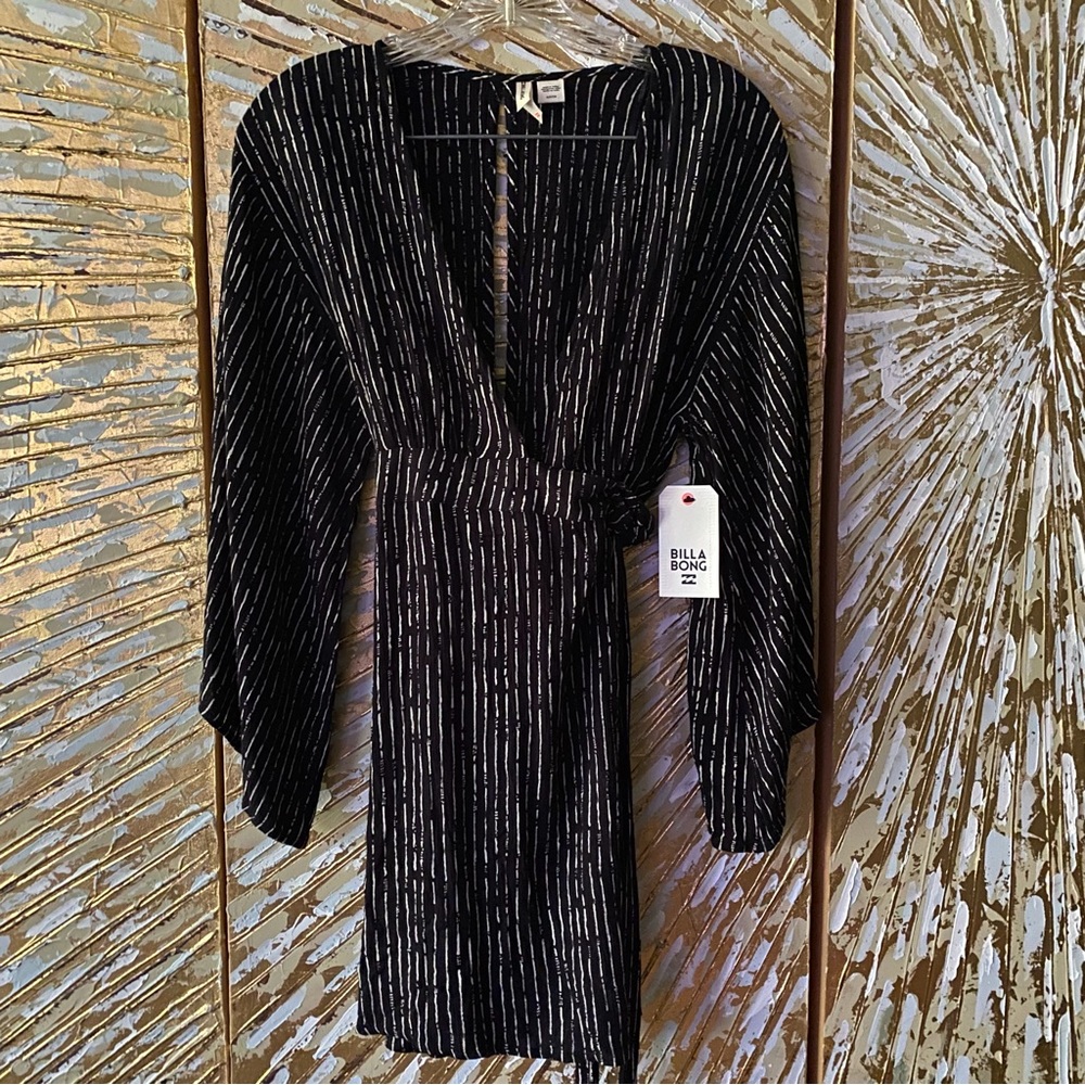 Woman’s Billabong Relax On High Black Stripe Timeless Wrap Dress NWT